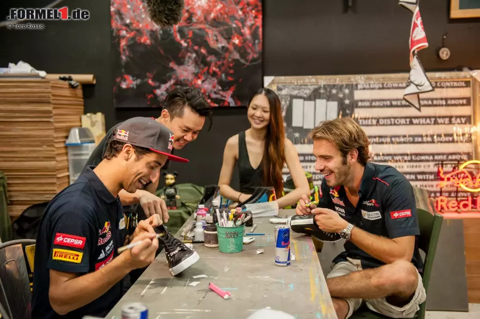 Einladung von Designer Mark Onk: Die Toro-Rosso-Junioren Daniel Ricciardo und Jean-Eric Vergne durften sich in dessen hipper Schuh-Werkstatt ihre eigenen Sneakers bauen. Foto zur News: Einladung von Designer Mark Onk: Die Toro-Rosso-Junioren Daniel Ricciardo und Jean-Eric Vergne durften sich in dessen hipper Schuh-Werkstatt ihre eigenen Sneakers bauen.