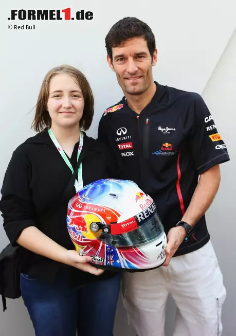 Die Ausschreibungs-Gewinnerin Zlatka Suboticanec designte Mark Webbers Spezialhelm für das Nachtrennen - und durfte diesen höchstpersönlich an den Australier übergeben. Glück brachte sie ihm nicht: nur Platz zehn im Rennen, Platz elf nach Strafe am Grünen Tisch. Foto zur News: Die Ausschreibungs-Gewinnerin Zlatka Suboticanec designte Mark Webbers Spezialhelm für das Nachtrennen - und durfte diesen höchstpersönlich an den Australier übergeben. Glück brachte sie ihm nicht: nur Platz zehn im Rennen, Platz elf nach Strafe am Grünen Tisch.