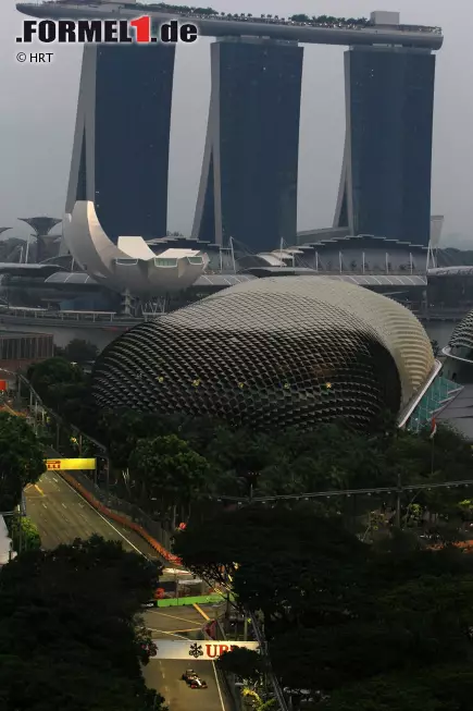 Aber alle freuen sich über die Vertragsverlängerung. Auch Betreiber und Gäste des spektakulären Marina-Bay-Sands-Hotels mit gigantischem Sky-Park im Hintergrund. Foto zur News: Aber alle freuen sich über die Vertragsverlängerung. Auch Betreiber und Gäste des spektakulären Marina-Bay-Sands-Hotels mit gigantischem Sky-Park im Hintergrund.