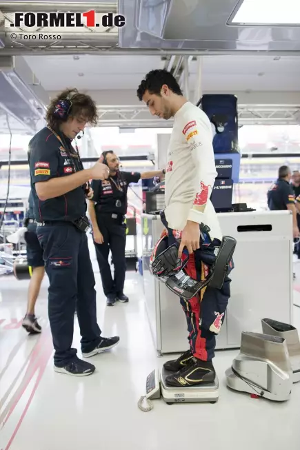 Zugenommen, Daniel? Die Formel-1-Stars werden mehrmals am Wochenende gewogen. Mitsamt voller Montur und Auto dürfen sie nicht weniger als 640 Kilogramm wiegen - und jedes Gramm mehr kostet Zeit. Foto zur News: Zugenommen, Daniel? Die Formel-1-Stars werden mehrmals am Wochenende gewogen. Mitsamt voller Montur und Auto dürfen sie nicht weniger als 640 Kilogramm wiegen - und jedes Gramm mehr kostet Zeit.
