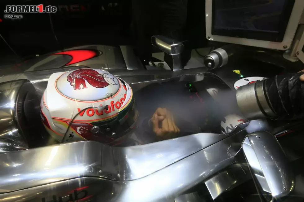 Fast 80 Prozent Luftfeuchtigkeit lassen 30 Grad Celsius viel heißer wirken, als sie eigentlich sind. Lewis Hamilton wird daher von seiner Boxencrew auch in Trainingspausen gekühlt. Foto zur News: Fast 80 Prozent Luftfeuchtigkeit lassen 30 Grad Celsius viel heißer wirken, als sie eigentlich sind. Lewis Hamilton wird daher von seiner Boxencrew auch in Trainingspausen gekühlt.