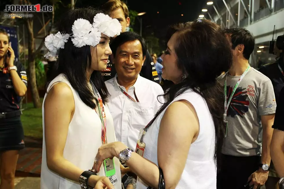 Einer der mächtigsten Männer der Formel 1, aber international kaum bekannt: Chalerm Yoovidhya ist seit dem Tod seines Vaters Chaleo 51-Prozent-Eigentümer der Red Bull GmbH - und damit eigentlich noch vor Dietrich Mateschitz der starke Mann im Konzern. Hier im Bild mit Familienangehörigen. Foto zur News: Einer der mächtigsten Männer der Formel 1, aber international kaum bekannt: Chalerm Yoovidhya ist seit dem Tod seines Vaters Chaleo 51-Prozent-Eigentümer der Red Bull GmbH - und damit eigentlich noch vor Dietrich Mateschitz der starke Mann im Konzern. Hier im Bild mit Familienangehörigen.
