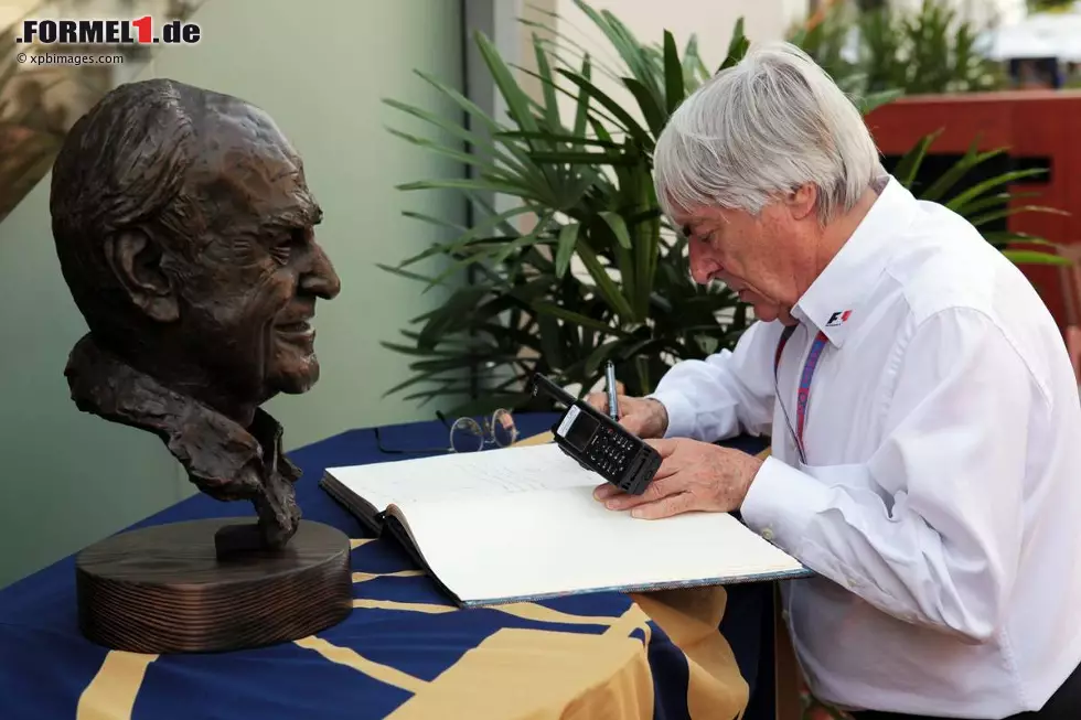 In Memoriam Sid Watkins: Der legendäre Formel-1-Arzt ist am 12. September in London verstorben. Ihm verdanken viele Grand-Prix-Piloten ihr Leben. Bernie Ecclestone legte ein Kondolenzbuch auf, das Watkins' Familie übergeben wird. Foto zur News: In Memoriam Sid Watkins: Der legendäre Formel-1-Arzt ist am 12. September in London verstorben. Ihm verdanken viele Grand-Prix-Piloten ihr Leben. Bernie Ecclestone legte ein Kondolenzbuch auf, das Watkins' Familie übergeben wird.