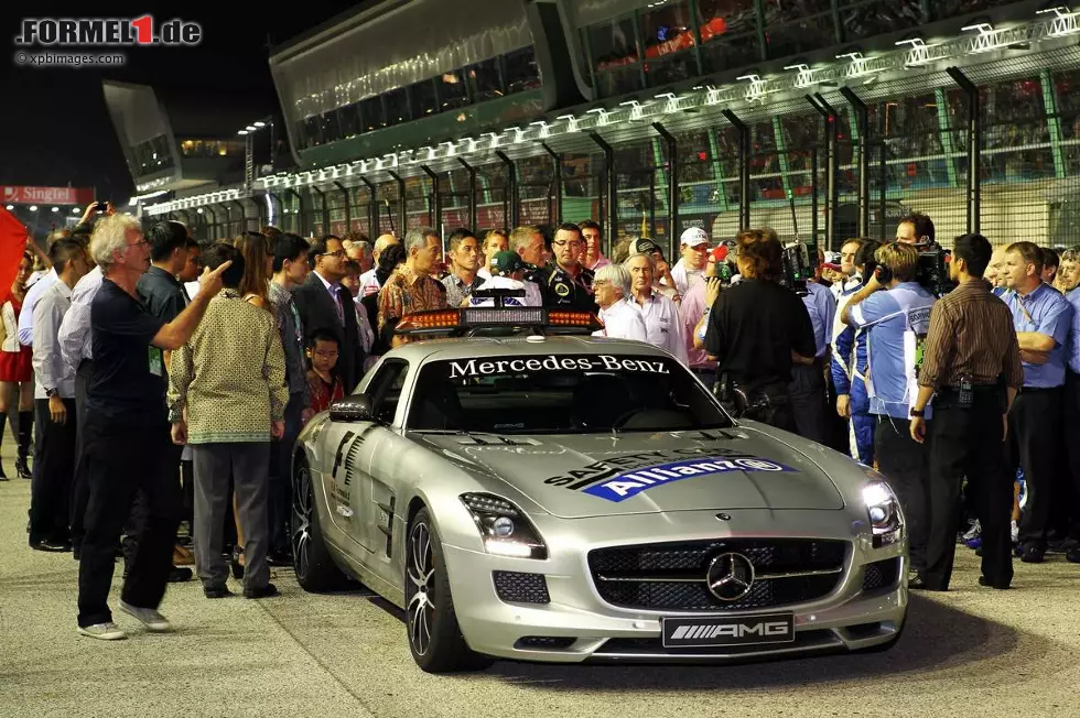 Foto zur News: Vor dem Start wurde auch eine Schweigeminute für Watkins abgehalten. Affäre eins: Die FIA hatte eigentlich eine "Minute des Applauses" im Sinn, um dem Leben des Genießers gerecht zu werden, wurde aber von Ecclestone überstimmt. Affäre Nummer zwei: Michael Schumacher fehlte bei der Schweigeminute. Er war auf dem Klo.
