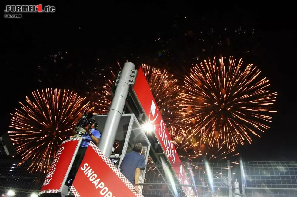 Mit der Zieldurchfahrt von Sieger Sebastian Vettel erhellte ein atemberaubendes Feuerwerk minutenlang die Stadt. Foto zur News: Mit der Zieldurchfahrt von Sieger Sebastian Vettel erhellte ein atemberaubendes Feuerwerk minutenlang die Stadt.