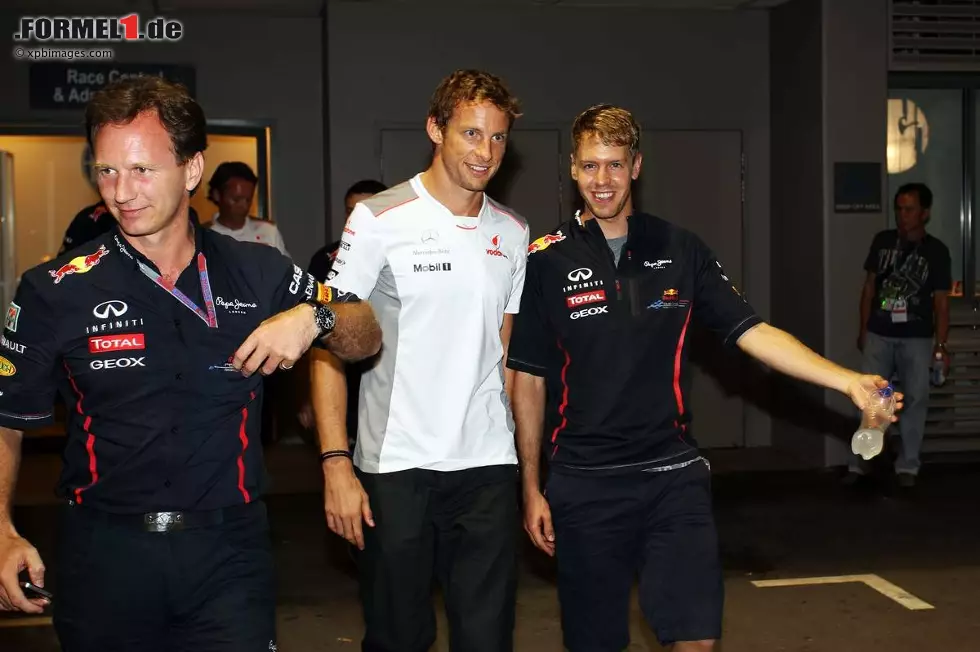 Foto zur News: Dabei musste Sebastian Vettel drei Stunden lang um seinen Sieg zittern, weil die FIA einen Zwischenfall beim zweiten Restart untersuchte, wo ihm Jenson Button beinahe aufgefahren wäre. Aber die beiden Beteiligten ahnten offenbar schon vor der Urteilsverkündung, dass ihnen kein Ungemach blühen würde...