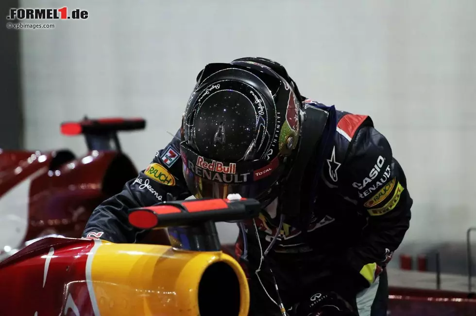Kronen Zeitung (Österreich): "Fünf Monate hatte Sebastian Vettel seiner Gefährtin die Zuneigung entzogen. Abbey war den gesamten Sommer über launisch, die Beziehung angespannt. Doch am Sonntag streichelte der deutsche Red-Bull-Pilot seinen Dienstwagen wieder zärtlich. Schumacher ließ es am Sonntag richtig krachen - allerdings in das Heck des Toro Rosso von Jean-Eric Vergne." Foto zur News: Kronen Zeitung (Österreich): "Fünf Monate hatte Sebastian Vettel seiner Gefährtin die Zuneigung entzogen. Abbey war den gesamten Sommer über launisch, die Beziehung angespannt. Doch am Sonntag streichelte der deutsche Red-Bull-Pilot seinen Dienstwagen wieder zärtlich. Schumacher ließ es am Sonntag richtig krachen - allerdings in das Heck des Toro Rosso von Jean-Eric Vergne."