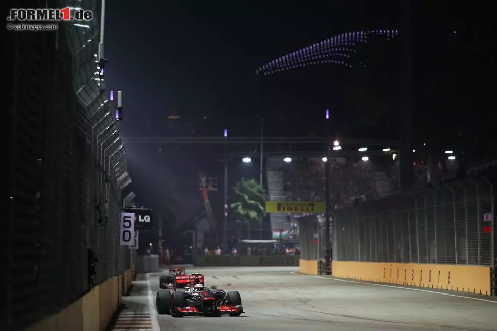 Corriere della Sera (Italien): "Für Hamilton wird der Spaziergang zu einer Qual. Er muss sich am Höhepunkt des Rennens zurückziehen. So verliert man eine WM. Vettel nimmt sich das zurück, was er in Monza verloren hatte. Er siegt mit einem erneuerten Red Bull und ist im Ranking wieder wettbewerbsfähig." Foto zur News: Corriere della Sera (Italien): "Für Hamilton wird der Spaziergang zu einer Qual. Er muss sich am Höhepunkt des Rennens zurückziehen. So verliert man eine WM. Vettel nimmt sich das zurück, was er in Monza verloren hatte. Er siegt mit einem erneuerten Red Bull und ist im Ranking wieder wettbewerbsfähig."
