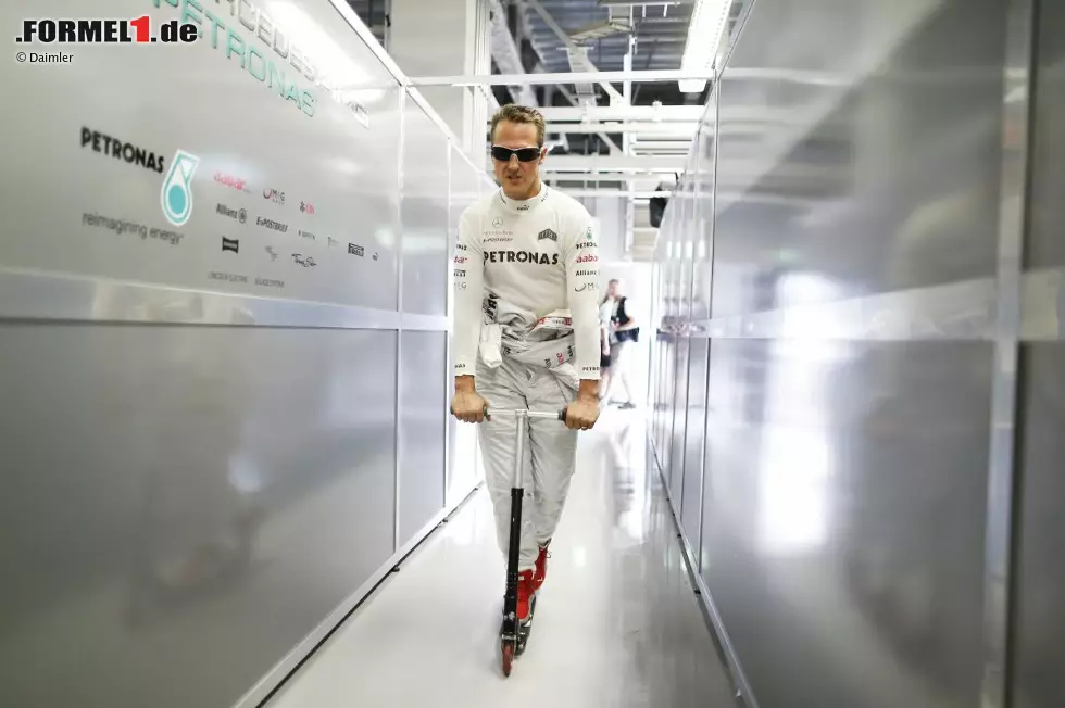 Donnerstagmittag in Suzuka, alles wie gehabt. Noch ahnt niemand, dass Michael Schumacher in ein paar Stunden seinen Rücktritt erklären würde. Timo Glock geht mit dem siebenmaligen Weltmeister joggen und sagt später: "Ehrlich, der Michael hat sich null anmerken lassen. Da gab es keinen Hinweis darauf, dass er zurücktreten würde." Foto zur News: Donnerstagmittag in Suzuka, alles wie gehabt. Noch ahnt niemand, dass Michael Schumacher in ein paar Stunden seinen Rücktritt erklären würde. Timo Glock geht mit dem siebenmaligen Weltmeister joggen und sagt später: "Ehrlich, der Michael hat sich null anmerken lassen. Da gab es keinen Hinweis darauf, dass er zurücktreten würde."