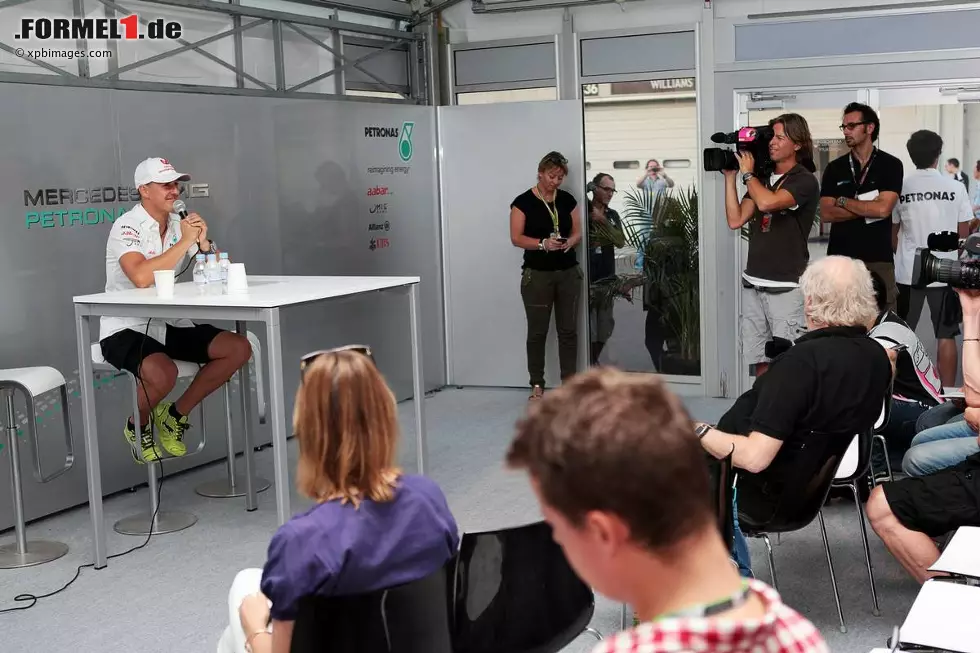 Donnerstagnachmittag: Schumacher macht es offiziell. "Diesmal vielleicht für immer", lächelt er mit ein bisschen Wehmut. Managerin Sabine Kehm beantwortet im Hintergrund Handy-Nachrichten. Sie wusste es schon seit Dienstag. Teamchef Ross Brawn und Sportdirektor Norbert Haug wurden von der Bekanntgabe überrascht: "Michael hat es uns erst wenige Minuten vorher gesagt, bei uns hinten im Büro", gesteht Haug. Foto zur News: Donnerstagnachmittag: Schumacher macht es offiziell. "Diesmal vielleicht für immer", lächelt er mit ein bisschen Wehmut. Managerin Sabine Kehm beantwortet im Hintergrund Handy-Nachrichten. Sie wusste es schon seit Dienstag. Teamchef Ross Brawn und Sportdirektor Norbert Haug wurden von der Bekanntgabe überrascht: "Michael hat es uns erst wenige Minuten vorher gesagt, bei uns hinten im Büro", gesteht Haug.