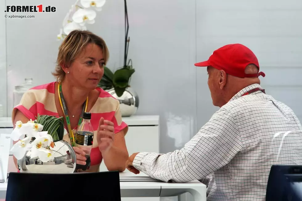 Niki Lauda, neuer Vorstand des Mercedes-Formel-1-Aufsichtsrats, soll Lewis Hamilton in Singapur dazu überredet haben, zu Mercedes zu kommen. In Suzuka musste er Schumacher-Managerin Sabine Kehm erklären, warum die Optik der Bekanntgaben etwas schief geriet. "Der Abschied scheint ja etwas gegen Michaels Willen beschlossen worden zu sein", findet Christian Danner, und Jochen Mass kritisiert: "Die Art und Weise, wie man sich jetzt von einem siebenfachen Weltmeister trennt, ist - um es milde auszudrücken - unter der Gürtellinie." Foto zur News: Niki Lauda, neuer Vorstand des Mercedes-Formel-1-Aufsichtsrats, soll Lewis Hamilton in Singapur dazu überredet haben, zu Mercedes zu kommen. In Suzuka musste er Schumacher-Managerin Sabine Kehm erklären, warum die Optik der Bekanntgaben etwas schief geriet. "Der Abschied scheint ja etwas gegen Michaels Willen beschlossen worden zu sein", findet Christian Danner, und Jochen Mass kritisiert: "Die Art und Weise, wie man sich jetzt von einem siebenfachen Weltmeister trennt, ist - um es milde auszudrücken - unter der Gürtellinie."