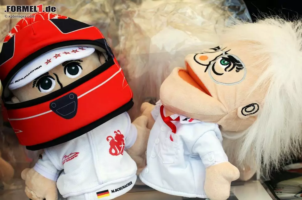 Foto zur News: Trotzdem ist die &quot;Schumi&quot;-Puppe unter den puppenverrückten Japanern weiterhin ein Verkaufsschlager. Der Renner schlechthin bleibt aber die Bernie-Puppe - eine Idee von Ecclestone aus dem Vorjahr. Die Verkaufserlöse gehen an die Tsunami-Opfer.