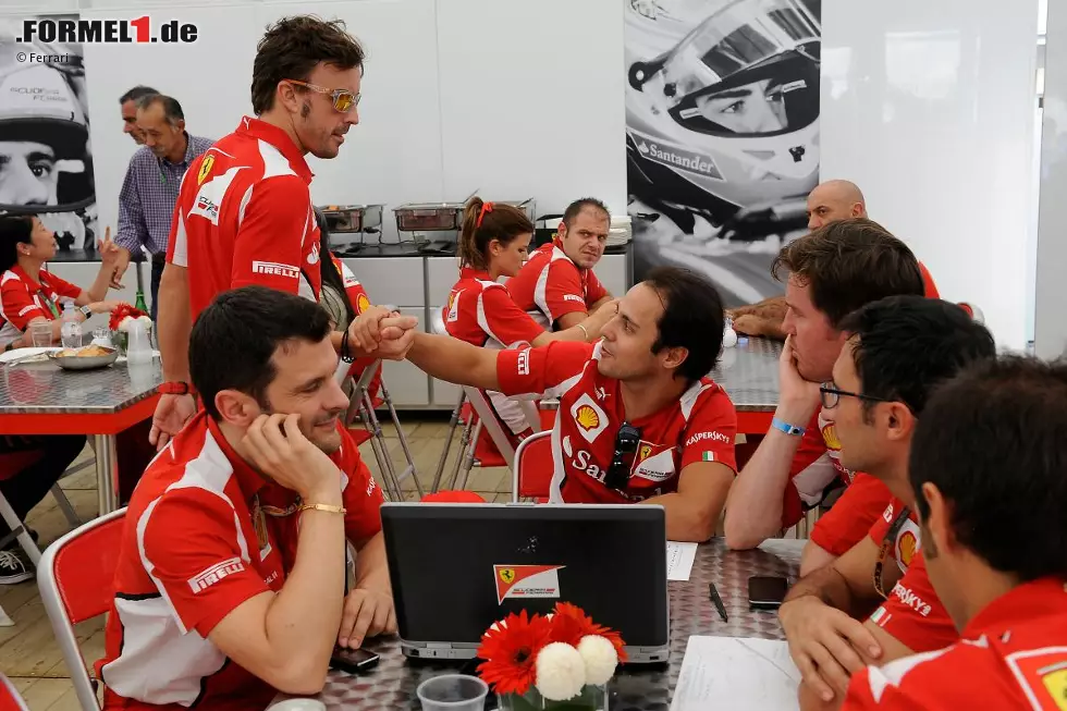 Während die Stimmung bei Mercedes zumindest angespannt ist, geht Ferrari ganz relaxt ins Wochenende. Fernando Alonso begrüßt Felipe Massa und dessen Renningenieur Rob Smedley, die er am liebsten auch 2013 als brave und berechenbare Wasserträger an seiner Seite wissen möchte. Foto zur News: Während die Stimmung bei Mercedes zumindest angespannt ist, geht Ferrari ganz relaxt ins Wochenende. Fernando Alonso begrüßt Felipe Massa und dessen Renningenieur Rob Smedley, die er am liebsten auch 2013 als brave und berechenbare Wasserträger an seiner Seite wissen möchte.