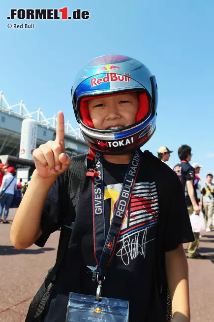 Dieser japanische Fan legte beim Helm wohl selbst Hand an - und drückt unverkennbar dem Red-Bull-Team die Daumen. Überhaupt ist kaum ein Land so Formel-1-verrückt wie Japan. Foto zur News: Dieser japanische Fan legte beim Helm wohl selbst Hand an - und drückt unverkennbar dem Red-Bull-Team die Daumen. Überhaupt ist kaum ein Land so Formel-1-verrückt wie Japan.