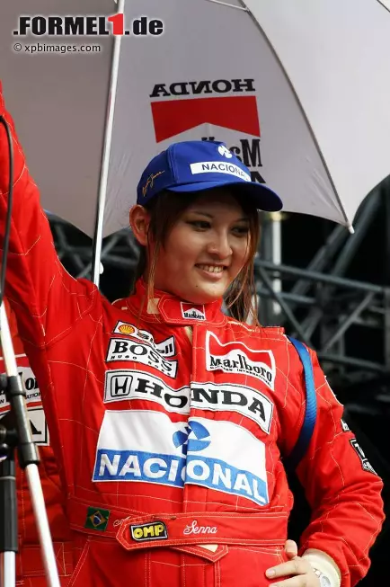 Unbestrittener Liebling der Herzen ist aber immer noch Ayrton Senna. Die brasilianische Legende gewann die WM-Titel 1988, 1990 und 1991 mit Honda-Motoren - und die Entscheidung fiel jeweils in Suzuka. Dort war der Zuschauerandrang in jenen Jahren so groß, dass die Veranstalter die Tickets verlosen mussten. Foto zur News: Unbestrittener Liebling der Herzen ist aber immer noch Ayrton Senna. Die brasilianische Legende gewann die WM-Titel 1988, 1990 und 1991 mit Honda-Motoren - und die Entscheidung fiel jeweils in Suzuka. Dort war der Zuschauerandrang in jenen Jahren so groß, dass die Veranstalter die Tickets verlosen mussten.