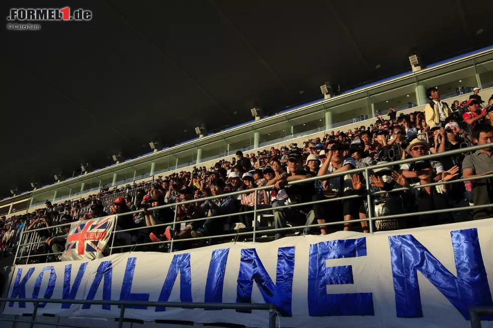 Foto zur News: Volle Tribünen sogar am Donnerstagabend, obwohl da noch nicht einmal trainiert wurde! Das gibt&#039;s wirklich nur in Suzuka...