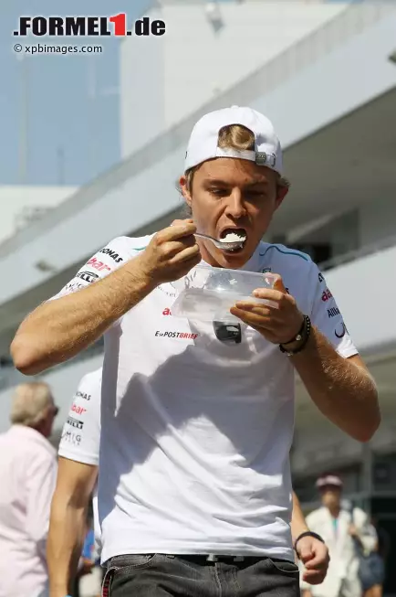 ... während Nico Rosberg seinen Reis im Laufen verspeist. Als Formel-1-Fahrer hat man eben kaum mal eine ruhige Minute. Foto zur News: ... während Nico Rosberg seinen Reis im Laufen verspeist. Als Formel-1-Fahrer hat man eben kaum mal eine ruhige Minute.