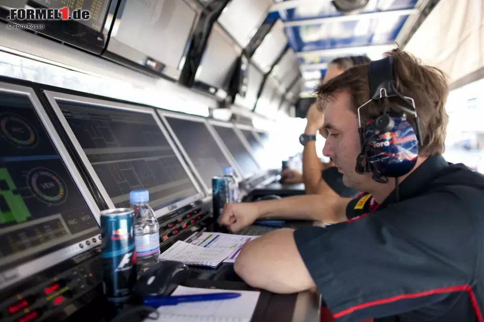 Foto zur News: James Key bevorzugt da lieber ein Schlückchen Red Bull. Mehr Flügel wären ihm sicher recht, aber auch ohne Wundermittel kann sich seine Arbeit sehen lassen: Der Designer ist geistiger Vater des erfolgreichen Sauber C31 und soll nun Toro Rosso zu neuen Höhenflügen verhelfen.