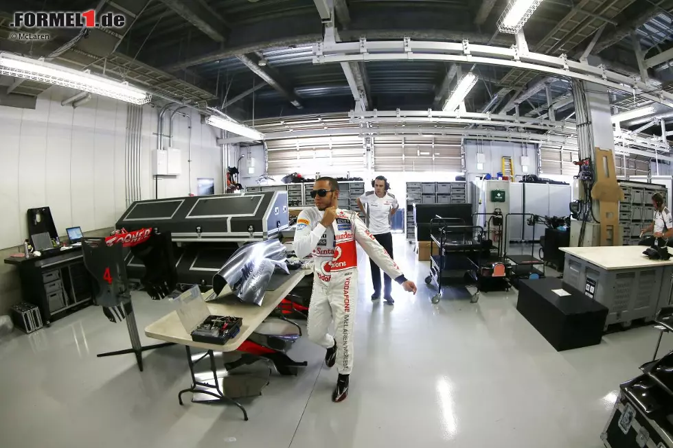Mehr backstage geht nicht: Lewis Hamilton marschiert durch den hinteren Teil der McLaren-Garage, der für TV-Kameras tabu ist. Eigentlich hättest du uns davon auch mal einen Tweet schicken können, Lewis! Aber mit Twitter hat sich der künftige Mercedes-Pilot schon ein paar Mal die Finger verbrannt... Foto zur News: Mehr backstage geht nicht: Lewis Hamilton marschiert durch den hinteren Teil der McLaren-Garage, der für TV-Kameras tabu ist. Eigentlich hättest du uns davon auch mal einen Tweet schicken können, Lewis! Aber mit Twitter hat sich der künftige Mercedes-Pilot schon ein paar Mal die Finger verbrannt...