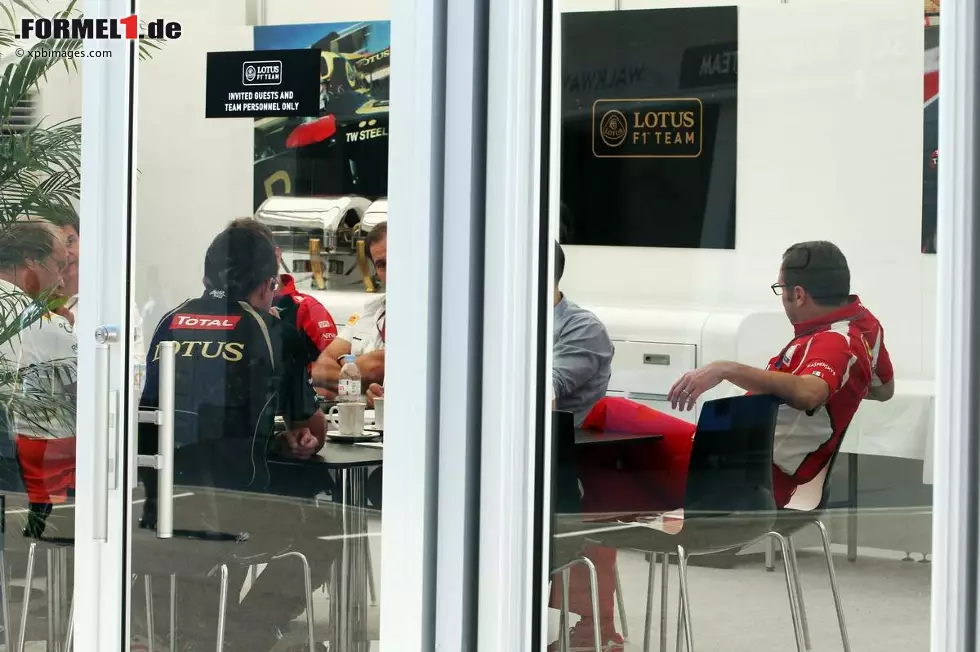 Foto zur News: Geheimtreffen von zehn Teamchefs am Sonntagmorgen in der Lotus-Hospitality. Diskutiert wurde über das neue Concorde-Agreement und die angeblichen Sparvereinbarungs-Verstöße von Red Bull. Red Bull und Toro Rosso waren nicht eingeladen. "Ich weiß nicht, worüber in Herrgotts Namen sie bei dem Treffen gesprochen haben", winkt Christian Horner genervt ab.