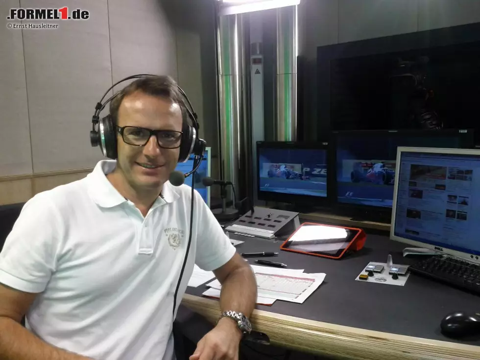 Foto zur News: Nicht bei "Co" Alexander Wurz in Suzuka, sondern alleine in Wien: ORF-Kommentator Ernst Hausleitner verbrachte die Woche vor dem Grand Prix von Japan - inklusive Geburtstag - wegen einer Darmentzündung im Allgemeinen Krankenhaus in Linz. Trotzdem ließ er es sich nicht nehmen, das Rennen aus dem sogenannten "Off-Tube"-Kämmerchen am Küniglberg live zu kommentieren. Nächste Woche in Südkorea ist Hausleitner wieder selbst vor Ort. Übrigens: Wie man sieht, informiert sich unser Kollege auf der besten Motorsport-Webseite im deutschen Internet.