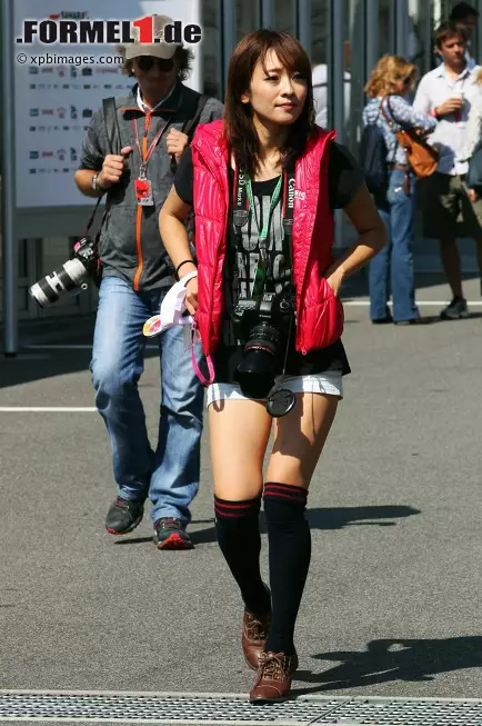 Foto zur News: Dabei, lieber Ernstl, ist dir in Suzuka was entgangen. Weniger der tolle Sieg des österreichischen Red-Bull-Teams, aber die "Arbeitskleidung" so mancher japanischer Fotografin hätte dir sicher gefallen!