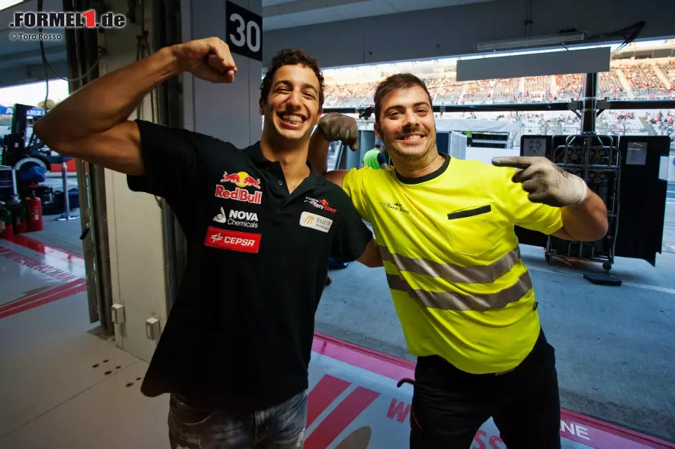 Foto zur News: Viel besser die Laune von Daniel Ricciardo: Der Toro-Rosso-Pilot fightet in den letzten Runden Michael Schumacher nieder und sichert sich als Zehnter einen WM-Punkt. Das will gefeiert werden!