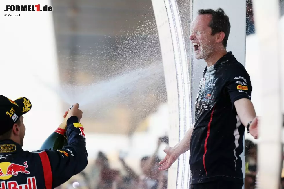 Foto zur News: Red Bull schickte einen der stillen Helden neben Sieger Sebastian Vettel auf das Podium: Paul Monaghan ist als "Head of Car Engineering" einer der wichtigsten Schattenmänner hinter Vettels Erfolgen. In Suzuka nahm er die Trophäe für den siegreichen Konstrukteur entgegen.