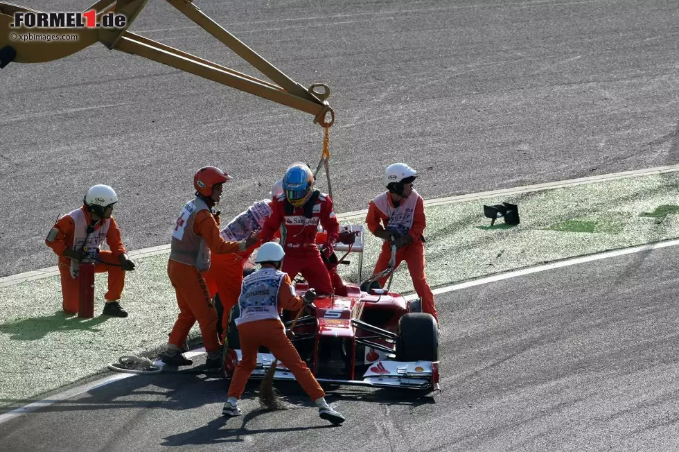 Corriere della Sera (Italien): "Harter Schlag für Alonso. Jetzt glaubt Vettel an seinen dritten WM-Sieg. Ferrari muss in einer heiklen Phase der WM eine schwere Enttäuschung hinnehmen. Jetzt muss Ferrari fünf großartige Rennen bestreiten, um weiterhin an der Spitze zu bleiben. Vettel dominiert das Rennen, denn Red Bull hat mit seinem Auto riesige Fortschritte gemacht." Foto zur News: Corriere della Sera (Italien): "Harter Schlag für Alonso. Jetzt glaubt Vettel an seinen dritten WM-Sieg. Ferrari muss in einer heiklen Phase der WM eine schwere Enttäuschung hinnehmen. Jetzt muss Ferrari fünf großartige Rennen bestreiten, um weiterhin an der Spitze zu bleiben. Vettel dominiert das Rennen, denn Red Bull hat mit seinem Auto riesige Fortschritte gemacht."