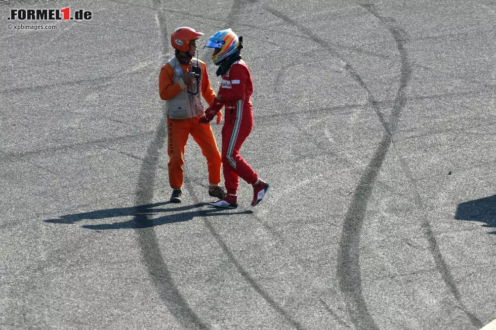 Foto zur News: The Mirror (Großbritannien): "Vettel stürmt zum Sieg und macht Alonso einen großen Strich durch die Rechnung. Der junge deutsche Herausforderer nimmt langsam Fahrt auf, während Alonso beginnt zu verblassen."