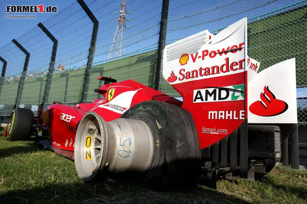 Foto zur News: Marca (Spanien): &quot;Der Titelkampf im Endspurt. Fernando Alonso erlebte zum zweiten Mal ein Unglück. Der geplatzte Reifen verringert den Abstand auf vier Punkte und lässt Sebastian Vettel den Sieg im Spaziergang einfahren.&quot;