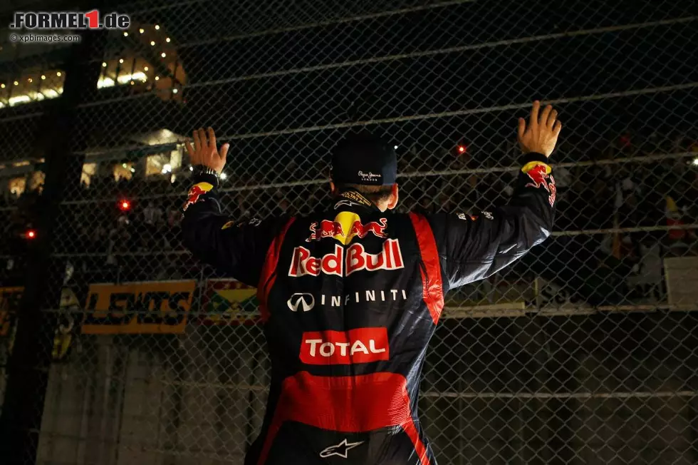 Foto zur News: The Telegraph (Großbritannien): "Niemand konnte es mit Vettel aufnehmen. Wenn Alonso noch eine Chance auf den dritten Titel haben will, braucht er die Weisheit eines japanischen Kriegers. Denn im Moment scheint Vettel die feinere Klinge zu führen."