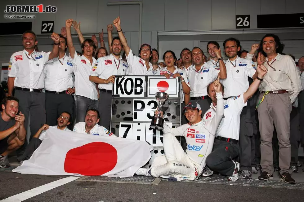 Blick (Schweiz): "Vettel wittert im Kampf um den Titel wieder Morgenluft. Nationalheld Kamui Kobayashi rast im Sauber als Dritter zum ersten Mal in seiner Karriere aufs Podest. Der absolute Suzuka-Wahnsinn! Die weißen Fähnchen mit dem roten Punkt werden geschwenkt, als gäbe es im Land der aufgehenden Sonne kein Morgen mehr." Foto zur News: Blick (Schweiz): "Vettel wittert im Kampf um den Titel wieder Morgenluft. Nationalheld Kamui Kobayashi rast im Sauber als Dritter zum ersten Mal in seiner Karriere aufs Podest. Der absolute Suzuka-Wahnsinn! Die weißen Fähnchen mit dem roten Punkt werden geschwenkt, als gäbe es im Land der aufgehenden Sonne kein Morgen mehr."