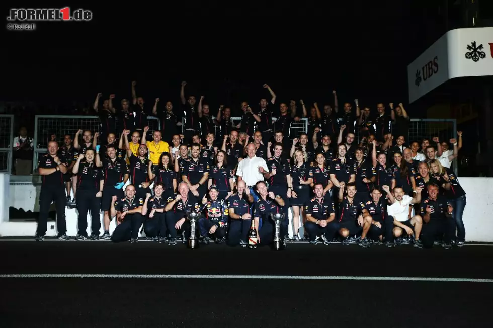 Tuttosport (Italien): "Ferrari k.o., Vettel der Triumphator! Vettel glaubt jetzt an seinen dritten WM-Titel. Man kann sich konkret vorstellen, was Sebastian alles mit einem Auto leisten kann, das wieder exzellent ist. Der Red Bull war sehr schnell, was dem Deutschen ermöglichte, wie ein Hase wegzurennen. Vettel spricht von einem absolut perfekten Auto, was viel über den wiedergefundenen Enthusiasmus in seinem Rennstall sagt." Foto zur News: Tuttosport (Italien): "Ferrari k.o., Vettel der Triumphator! Vettel glaubt jetzt an seinen dritten WM-Titel. Man kann sich konkret vorstellen, was Sebastian alles mit einem Auto leisten kann, das wieder exzellent ist. Der Red Bull war sehr schnell, was dem Deutschen ermöglichte, wie ein Hase wegzurennen. Vettel spricht von einem absolut perfekten Auto, was viel über den wiedergefundenen Enthusiasmus in seinem Rennstall sagt."
