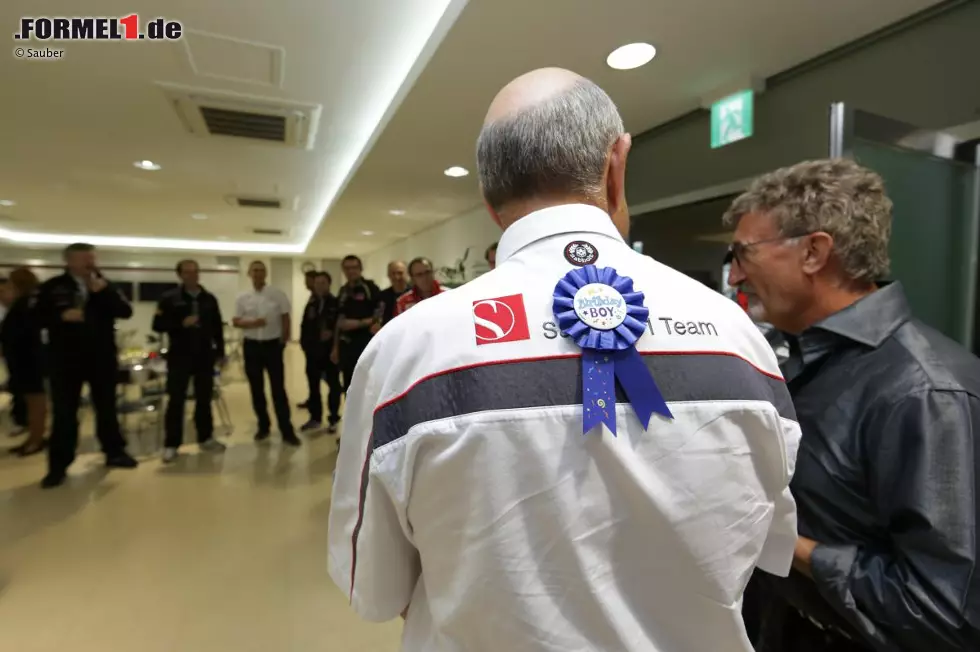 Ausgerechnet in Südkorea feierte Peter Sauber seinen 69. Geburtstag, aber die Rührung darüber, dass alle anderen Teamchefs (und auch Michael Schumacher) kamen, um mit ihm anzustoßen, war ihm anzusehen. Für Lacher sorgte dagegen die Ansprache von Eddie Jordan: "Ich war stets das Gegenteil von dir. Du bist nett, ehrlich und hast keine krummen Geschichten gemacht. Ich hingegen war ein Bastard!" Foto zur News: Ausgerechnet in Südkorea feierte Peter Sauber seinen 69. Geburtstag, aber die Rührung darüber, dass alle anderen Teamchefs (und auch Michael Schumacher) kamen, um mit ihm anzustoßen, war ihm anzusehen. Für Lacher sorgte dagegen die Ansprache von Eddie Jordan: "Ich war stets das Gegenteil von dir. Du bist nett, ehrlich und hast keine krummen Geschichten gemacht. Ich hingegen war ein Bastard!"