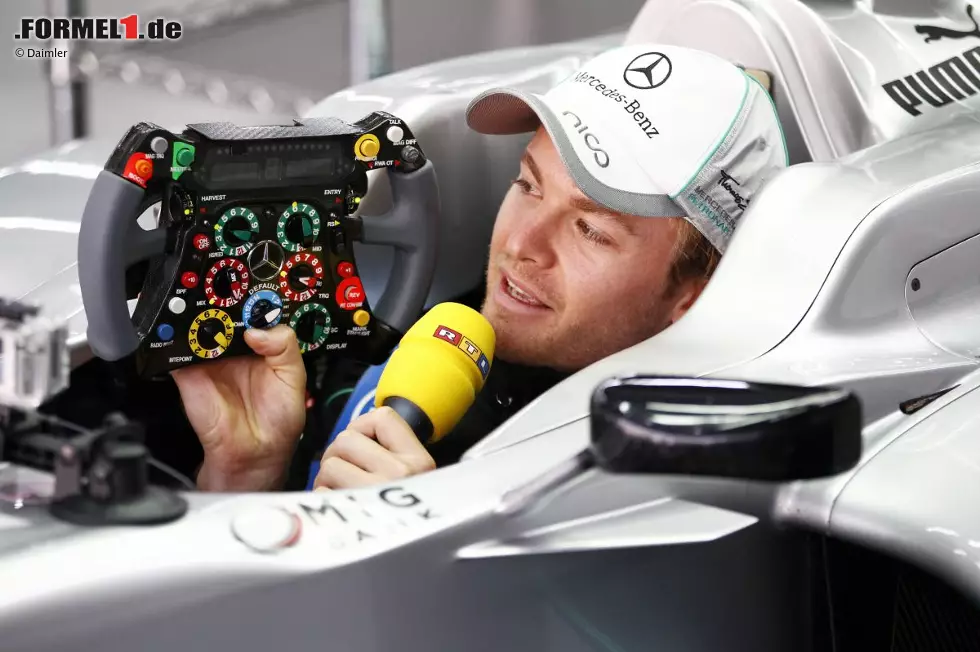 Foto zur News: Nico Rosberg erklärt den RTL-Zuschauern sein Lenkrad...