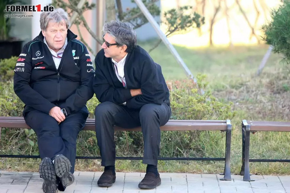 Foto zur News: Endlich! Weil in Compliance-Fragen ein Kompromiss erzielt wurde und man einen Weg fand, Mercedes&#039; historische Verdienste in der Formel 1 auch finanziell zu honorieren, sind sich die Stuttgarter und Bernie Ecclestone über die Bedingungen für ein neues Concorde-Agreement einig geworden. Hier im Gespräch: Mercedes-Sportchef Norbert Haug mit Pasquale Lattuneddu, Ecclestones rechter Hand.