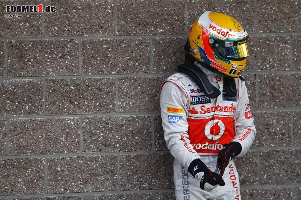 Apropos Mercedes: 2013er-Neuzugang Lewis Hamilton scheint bei McLaren immer mehr in die Isolation abzudriften. Als er vor dem Südkorea-Wochenende die Mechaniker zum Bowlen einladen wollte, um mit ihnen einen netten Abend zu verbringen und die Beweggründe für seinen Wechsel zu erklären, sagten ihm diese glatt ab. Sie gingen lieber mit Jenson Button joggen. Foto zur News: Apropos Mercedes: 2013er-Neuzugang Lewis Hamilton scheint bei McLaren immer mehr in die Isolation abzudriften. Als er vor dem Südkorea-Wochenende die Mechaniker zum Bowlen einladen wollte, um mit ihnen einen netten Abend zu verbringen und die Beweggründe für seinen Wechsel zu erklären, sagten ihm diese glatt ab. Sie gingen lieber mit Jenson Button joggen.