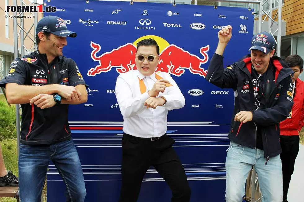 "Gangnam-Style" eben: Hitparaden-Rapper Psy, der am Sonntag auch die Zielflagge schwenken durfte, zeigt Mark Webber und Sebastian Vettel, wie man in Südkorea am besten "tanzt"... Foto zur News: "Gangnam-Style" eben: Hitparaden-Rapper Psy, der am Sonntag auch die Zielflagge schwenken durfte, zeigt Mark Webber und Sebastian Vettel, wie man in Südkorea am besten "tanzt"...