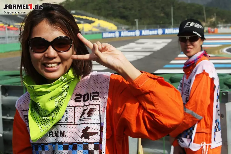 Dafür ist die Stimmung der Streckenposten umso besser, wenn sie mal ran dürfen. Kein Wunder, finden doch neben der Formel 1 kaum Rennen auf dem Korea International Circuit statt. Der war übrigens einst als Stadtkurs konzipiert. Die Fahrbahn ist schon da, die Stadt muss erst noch gebaut werden. Foto zur News: Dafür ist die Stimmung der Streckenposten umso besser, wenn sie mal ran dürfen. Kein Wunder, finden doch neben der Formel 1 kaum Rennen auf dem Korea International Circuit statt. Der war übrigens einst als Stadtkurs konzipiert. Die Fahrbahn ist schon da, die Stadt muss erst noch gebaut werden.