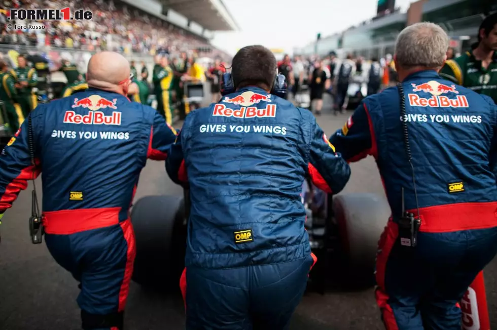 Letzte Vorbereitungen vor dem Start: Toro-Rosso-Mechaniker schieben das Auto auf den Grid - und werden für ihre harte Arbeit mit dem besten Saisonergebnis belohnt. Jean-Eric Vergne (8.) und Daniel Ricciardo (9.) egalisieren mit sechs Punkten das Abschneiden beim Belgien-Grand-Prix. Foto zur News: Letzte Vorbereitungen vor dem Start: Toro-Rosso-Mechaniker schieben das Auto auf den Grid - und werden für ihre harte Arbeit mit dem besten Saisonergebnis belohnt. Jean-Eric Vergne (8.) und Daniel Ricciardo (9.) egalisieren mit sechs Punkten das Abschneiden beim Belgien-Grand-Prix.