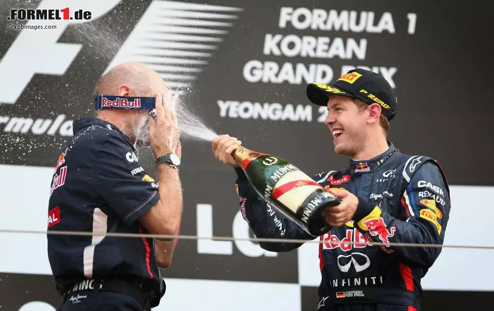 Sky-TV-Kommentator Jacques Schulz wunderte sich, was Adrian Newey Großes in seiner Hosentasche hatte. Das Geheimnis wurde bei der Siegerehrung gelüftet: eine Mechaniker-Brille, um sich gegen den Champagner-Spray zu schützen! Foto zur News: Sky-TV-Kommentator Jacques Schulz wunderte sich, was Adrian Newey Großes in seiner Hosentasche hatte. Das Geheimnis wurde bei der Siegerehrung gelüftet: eine Mechaniker-Brille, um sich gegen den Champagner-Spray zu schützen!