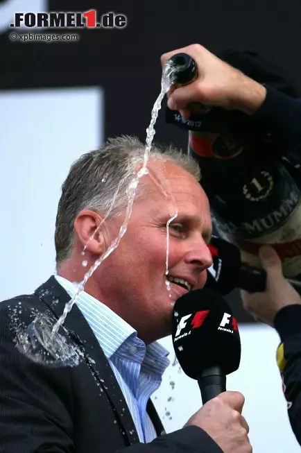 Foto zur News: So clever war Podiums-Interviewer Johnny Herbert übrigens nicht...