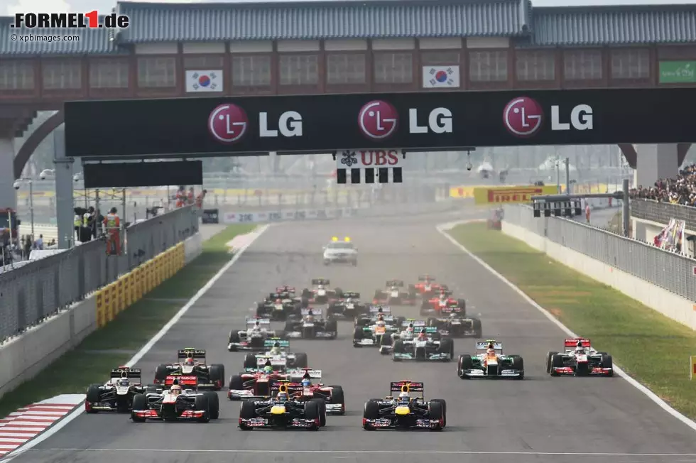 Der Standard (Österreich): "Alonso hatte keine Chance gegen die Bullen-Power. Vettel kommt seinem Ziel, der jüngste Dreifach-Weltmeister in der Formel 1 zu werden, näher." Foto zur News: Der Standard (Österreich): "Alonso hatte keine Chance gegen die Bullen-Power. Vettel kommt seinem Ziel, der jüngste Dreifach-Weltmeister in der Formel 1 zu werden, näher."