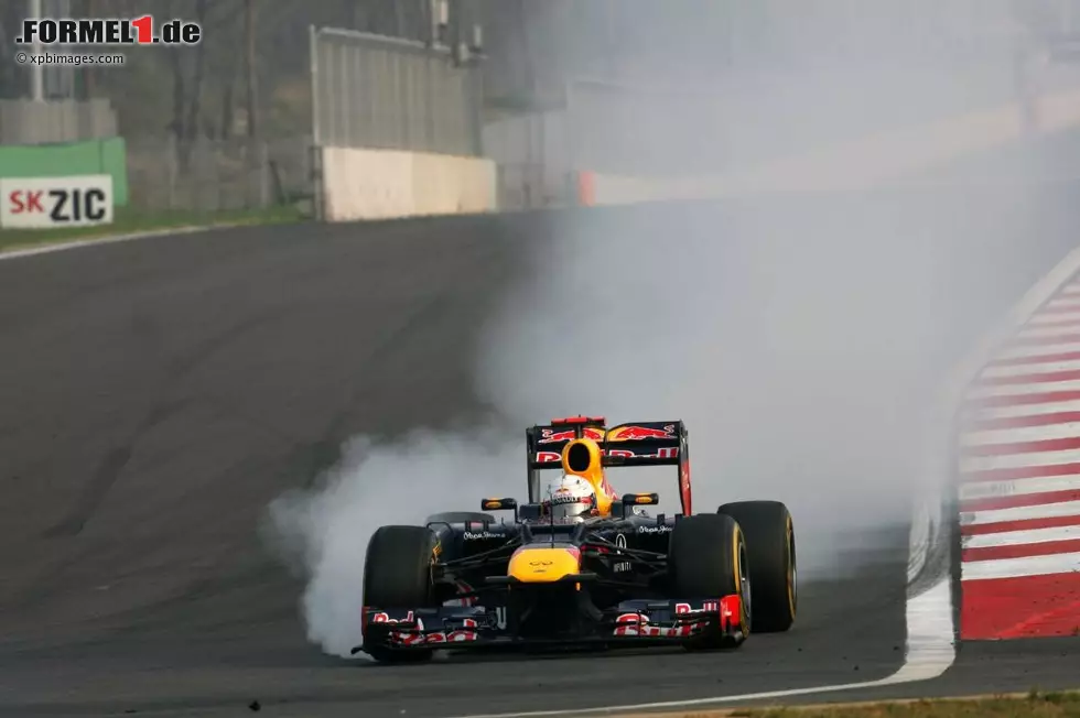 Foto zur News: Sport (Spanien): "Vettel setzt sich auf autoritäre Weise beim Großen Preis von Südkorea durch. Der Deutsche holt den 25. Sieg seines Lebens in einem Rennen, das er dominiert hat. Drei Siege in Folge machen aus ihm den Hauptanwärter auf den Titel."