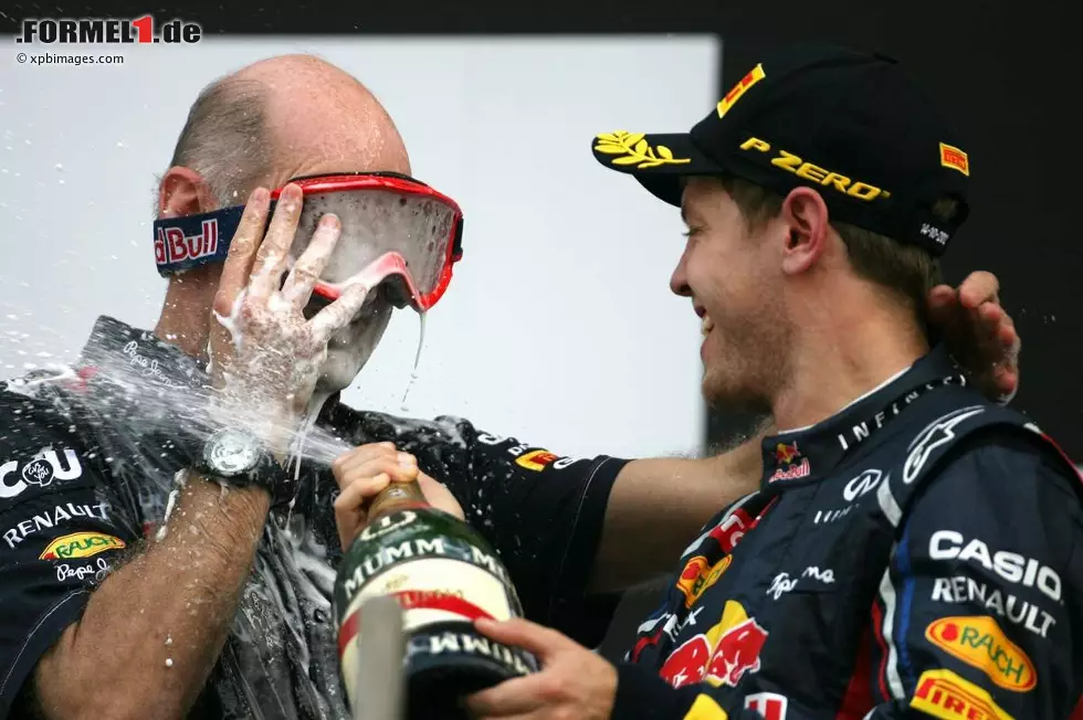 La Gazzetta dello Sport (Italien): "Dank Neweys Genie ist Vettel wieder der Sieger der Formel 1. Sebastian gewinnt sein drittes Rennen in Serie und steht nach einer fünfmonatigen Durststrecke wieder an der Spitze. Er hat die Basis für seinen dritten Titel geschaffen. Er und Red Bull sind wieder das, was sie vor einem Jahr waren. In den letzten vier Rennen wird es für alle Rivalen sehr schwierig werden. Alonso fährt wie jemand, der nach dem Titel greifen will, aber nicht das beste Auto hat." Foto zur News: La Gazzetta dello Sport (Italien): "Dank Neweys Genie ist Vettel wieder der Sieger der Formel 1. Sebastian gewinnt sein drittes Rennen in Serie und steht nach einer fünfmonatigen Durststrecke wieder an der Spitze. Er hat die Basis für seinen dritten Titel geschaffen. Er und Red Bull sind wieder das, was sie vor einem Jahr waren. In den letzten vier Rennen wird es für alle Rivalen sehr schwierig werden. Alonso fährt wie jemand, der nach dem Titel greifen will, aber nicht das beste Auto hat."