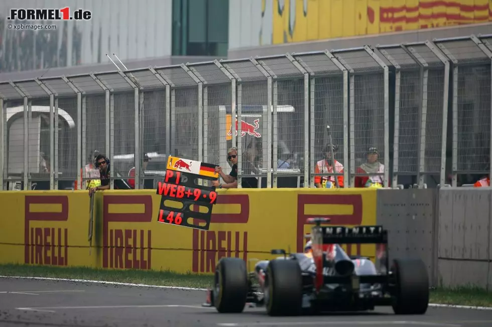 Foto zur News: The Telegraph (Großbritannien): "Sebastian Vettel hat die späte Panik um seinen Reifen überlebt und mit einem überlegenen Sieg die WM-Führung übernommen. Er steht kurz davor, als dritter Fahrer der Geschichte seinen dritten Titel in Serie zu gewinnen."