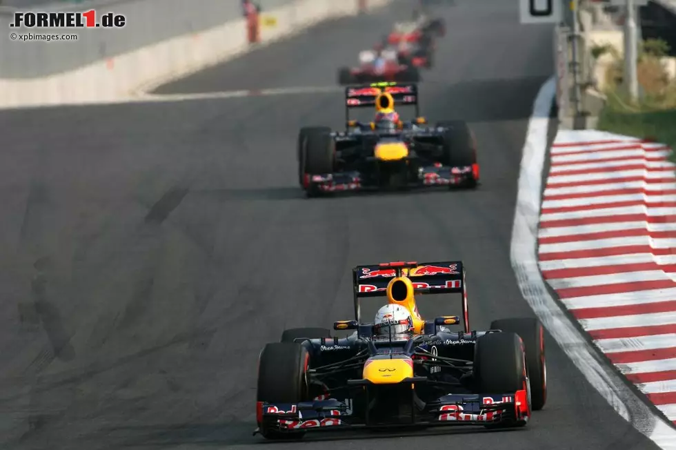 Foto zur News: El Mundo (Spanien): "Vettel hat kein Erbarmen und führt die WM an. Der Deutsche kontrolliert das Rennen zu jeder Zeit, am Ende wirft Alonso das Handtuch."