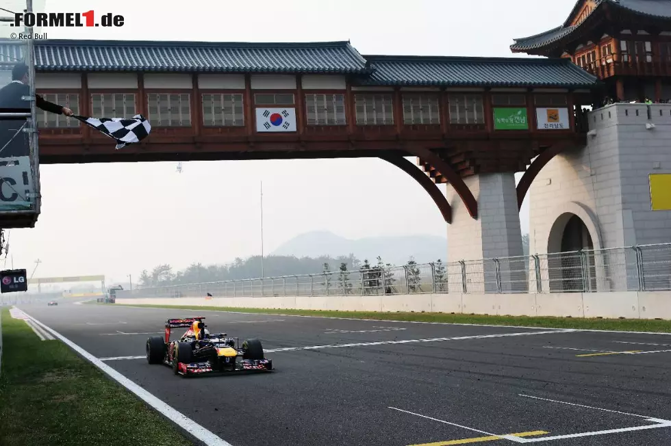 Foto zur News: The Mirror (Großbritannien): "Vettel untermauert seinen Anspruch auf den Titel mit einem bequemen Sieg. In der ersten Kurve zog er an Webber vorbei und schaute sich nicht mehr um. Es war nach dieser Demonstration der Stäke schwierig, einen unabhängigen Beobachter zu finden, der glaubt, ein anderer Name als der des jungen Deutschen wird am Ende des Jahres auf die WM-Trophäe eingraviert."