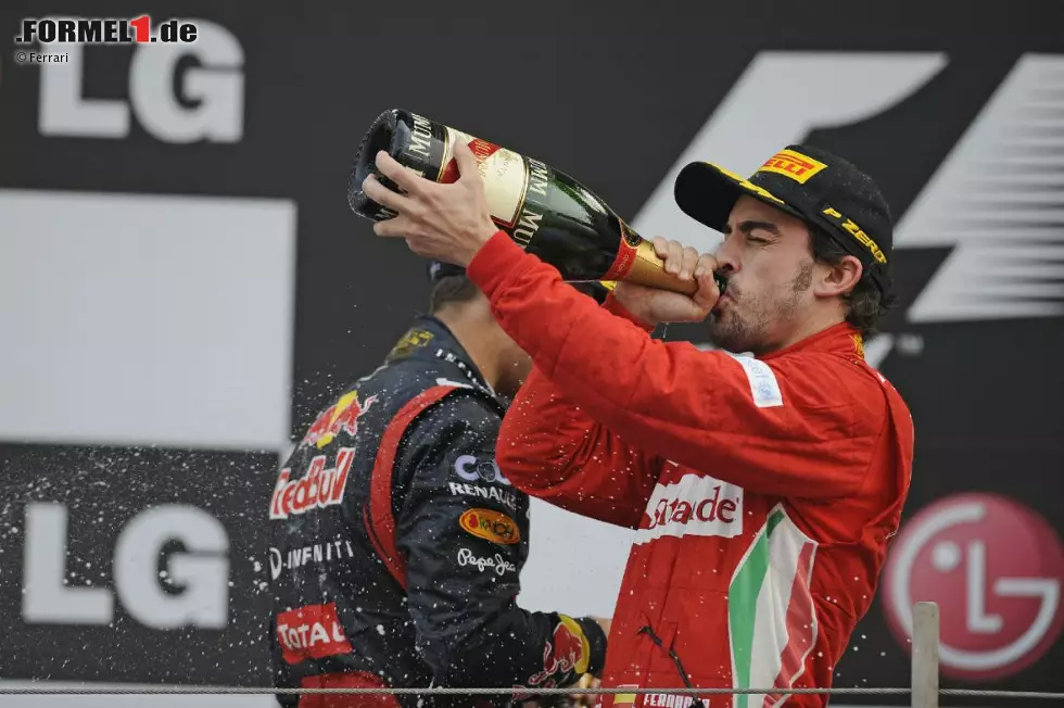Tuttosport (Italien): "Vettel feiert, Alonso nur Dritter. In Korea hat Alonso mehr als nur die Führungsposition in der Tabelle verloren. Er hat die Hoffnung verloren. Er hat schon begonnen, die Enttäuschung für eine weitere Saison zu verkraften, die schlecht zu Ende gegangen ist. Alonso muss jetzt versuchen, weiterhin der Beste zu sein, doch die Konkurrenz ist sehr hart. Ein Wunder muss geschehen. Ein Wunder, wie jenes, das Newey bei Red Bull mit einigen entscheidenden Änderungen erreicht hat." Foto zur News: Tuttosport (Italien): "Vettel feiert, Alonso nur Dritter. In Korea hat Alonso mehr als nur die Führungsposition in der Tabelle verloren. Er hat die Hoffnung verloren. Er hat schon begonnen, die Enttäuschung für eine weitere Saison zu verkraften, die schlecht zu Ende gegangen ist. Alonso muss jetzt versuchen, weiterhin der Beste zu sein, doch die Konkurrenz ist sehr hart. Ein Wunder muss geschehen. Ein Wunder, wie jenes, das Newey bei Red Bull mit einigen entscheidenden Änderungen erreicht hat."